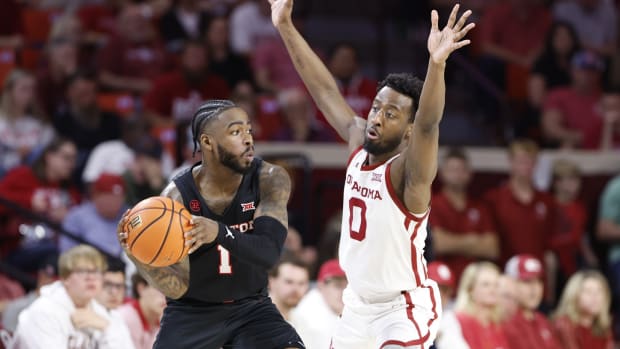 Mar 2, 2024; Norman, Oklahoma, USA; Oklahoma Sooners guard Le'Tre Darthard (0) defends a pass by Houston Cougars guard Jamal Shead (1) during the second half at Lloyd Noble Center. 